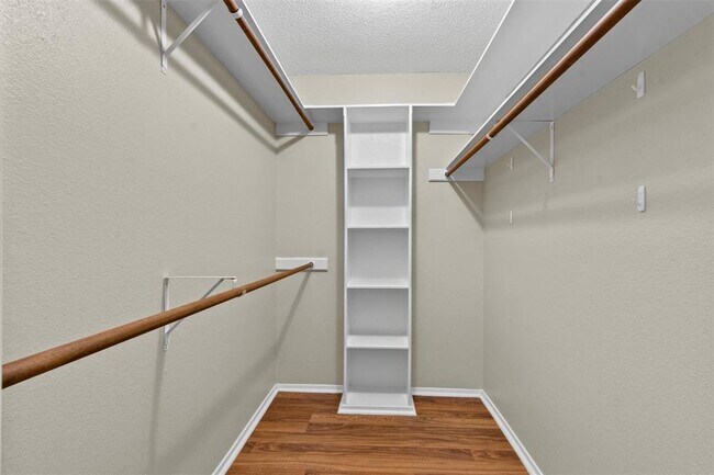 Building Photo - 8606 Mesa Dr