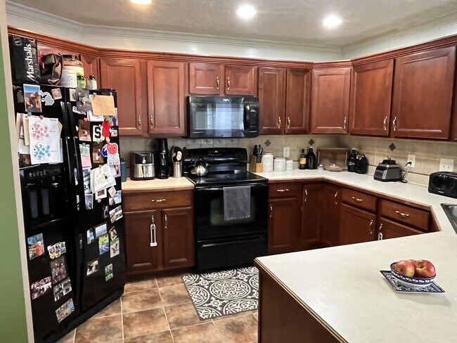Building Photo - 652 Winding Bluff Way