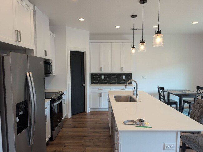 Building Photo - Modern Comfort in a Beautiful 3-Bedroom Home