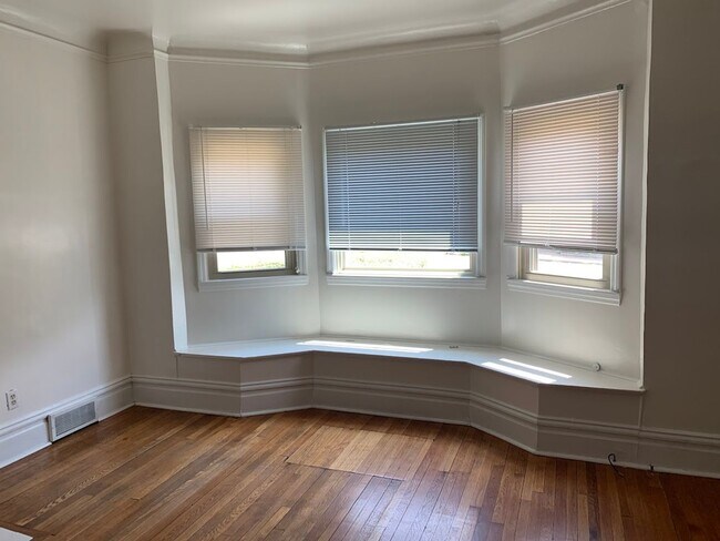 Building Photo - Fantastic Location in the Heart of Squirrel Hill!