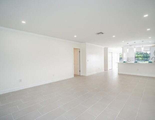 Building Photo - 9284 Vista Del Lago