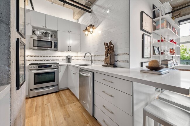 Building Photo - 204 Travis St