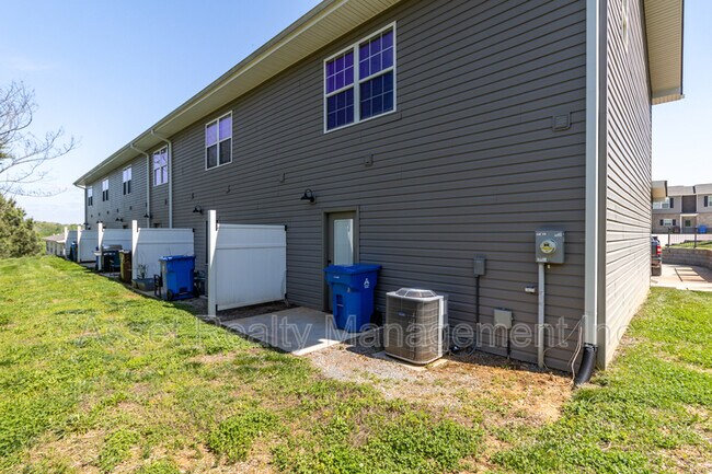 Building Photo - 913 Warrior Hill Dr