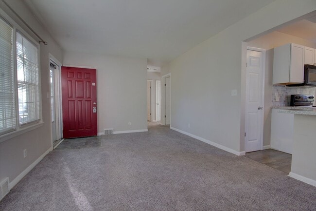 Building Photo - 2 Bed Bettendorf Home