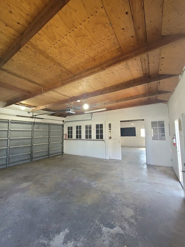 Building Photo - Cozy 2-Bedroom Home with Huge Garage in Kn...