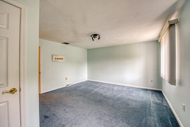 Building Photo - 28 Gaslight Ln