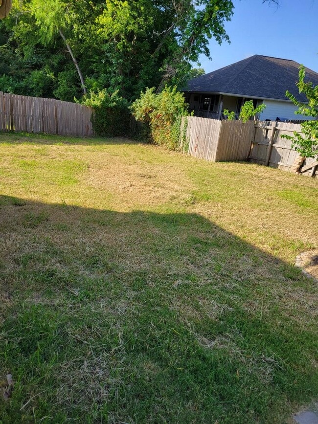 Building Photo - AUGUST 2026 PRE-LEASE!!  Adorable 4 Bedroom 2 Bathroom Home