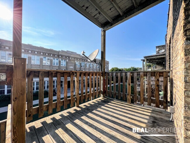 Building Photo - 825 W Waveland Ave