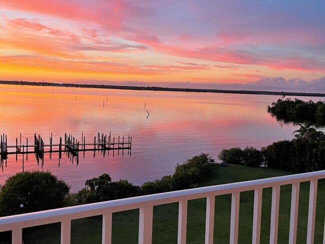 Building Photo - Palm Beach Landings  2885-502A