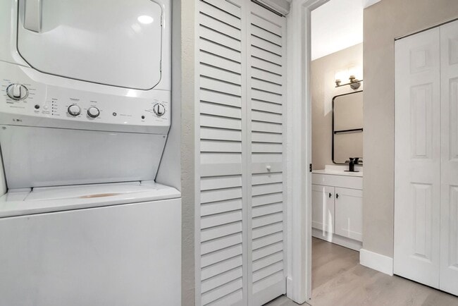 Building Photo - Ground Floor 1/1 with Den Newly Renovated