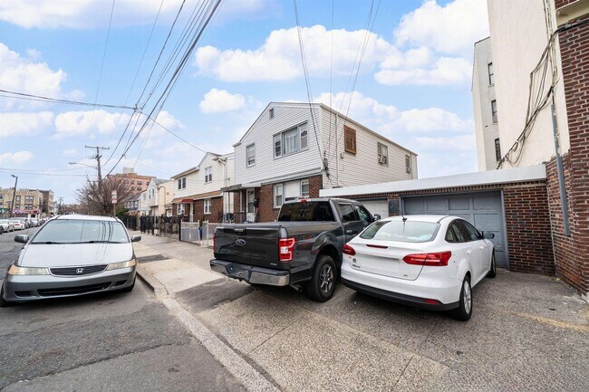 Building Photo - 81 Van Wagenen Ave