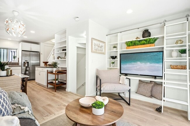 Building Photo - Columbia City Townhome