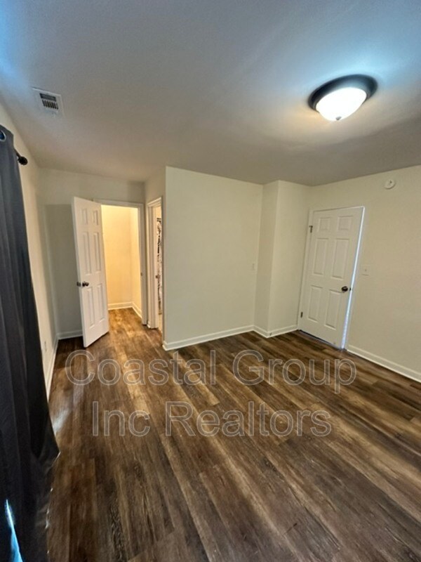 Building Photo - 458 Falling Ln