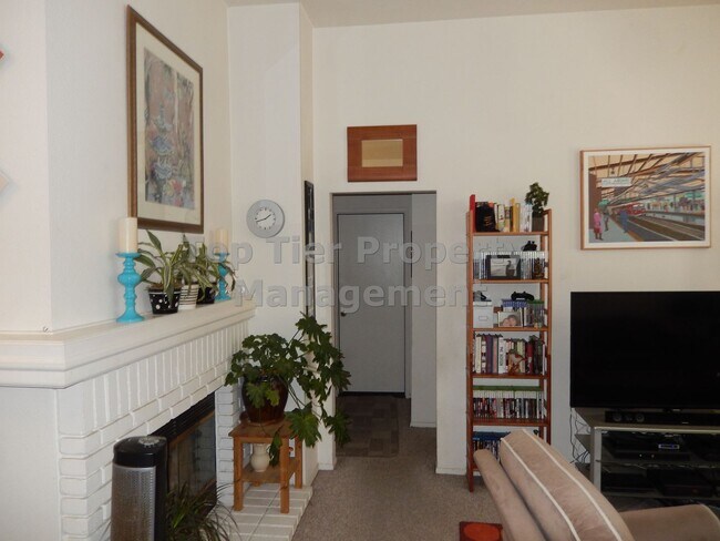 Building Photo - ****Beautiful 2 bed/2 bath Townhouse in Carlsbad - Great Location - Available 06/21****