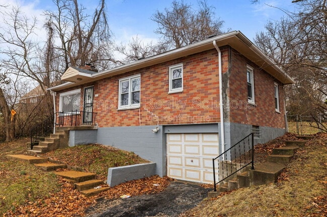 Building Photo - 375 Adrian Dr