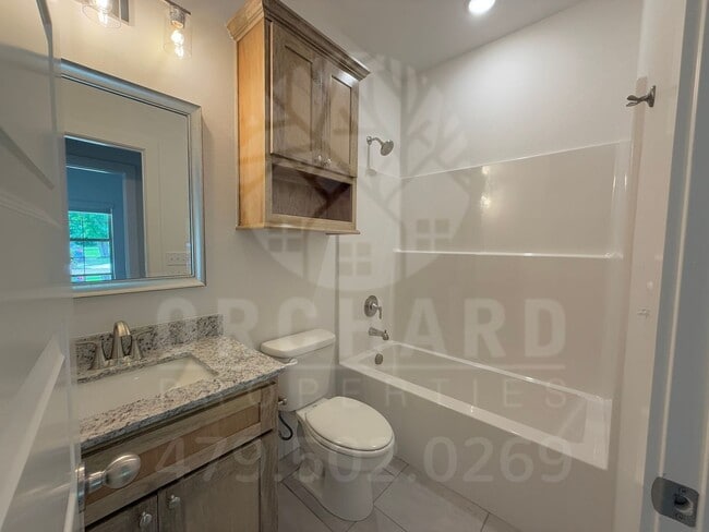 Building Photo - Single-Family Home- 2 Bed/ 2 Bath w/ Hobby...
