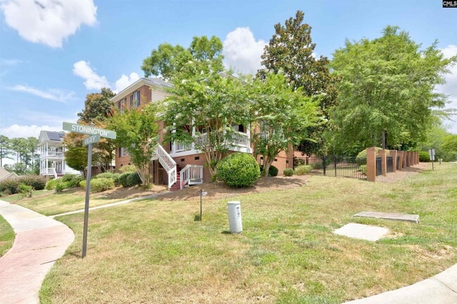 Building Photo - 2 Rose Dew Ln