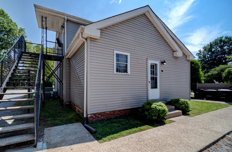 Building Photo - 401 Kingwood Dr