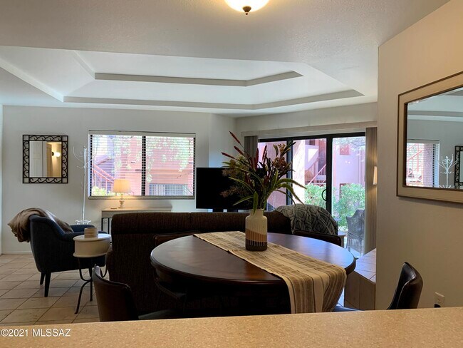 Building Photo - 5051 N Sabino Canyon Rd