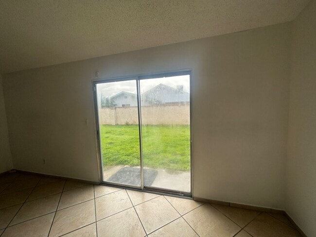 Building Photo - Coming soon-  Spacious 3 bed/2bath Single Family home in Delano!!