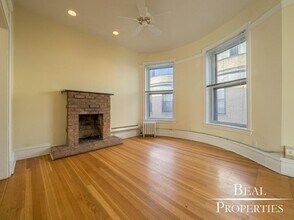 Building Photo - 2 bedroom in CHICAGO IL 60610