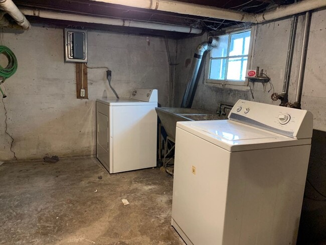 Building Photo - AVAILABLE JUNE 2025 - Great 4 Bed, 1 Bath in East Duluth!