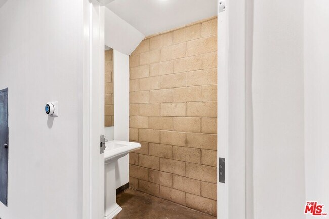 Building Photo - 6615 Melrose Ave