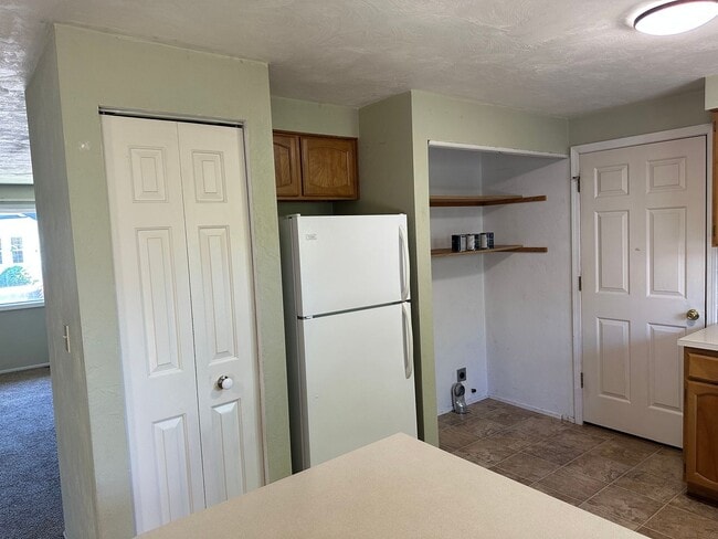 Building Photo - Large 2 bedroom 2 bathroom duplex with garage!  MOVE IN SPECIAL!