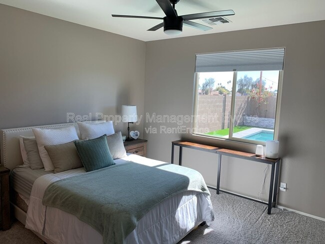 Building Photo - 8721 W MacKenzie Dr