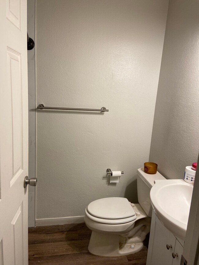 Building Photo - 5139 Vlg Trl Dr