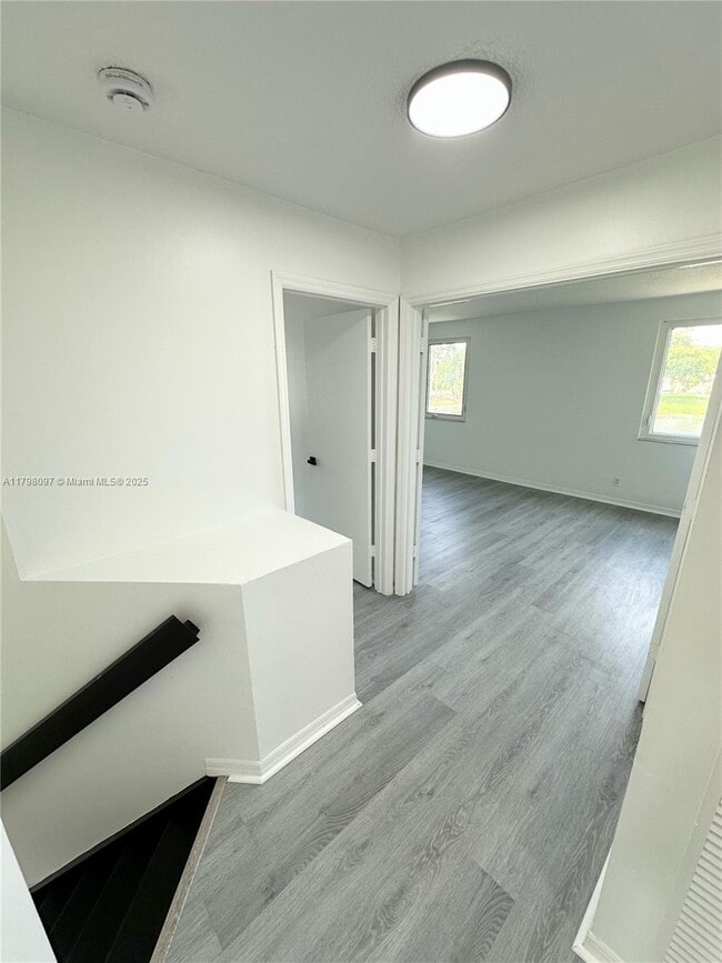 Building Photo - 1845 Vista Way