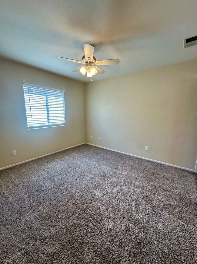 Building Photo - Large 3 bedroom home with loft and large b...