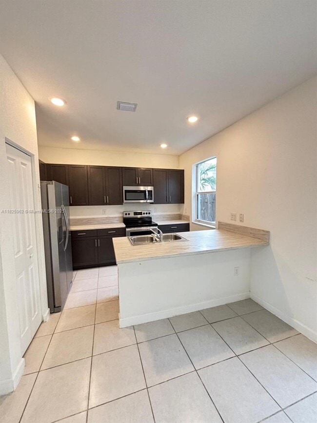 Building Photo - 2684 SE 11th Ct