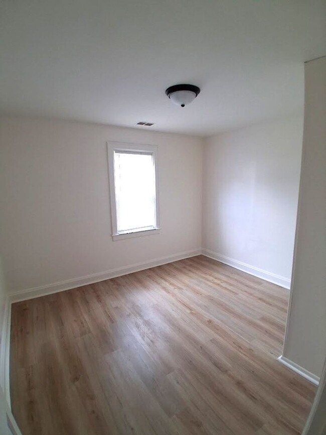 Building Photo - Newly Renovated One Bedroom Apartment in S...