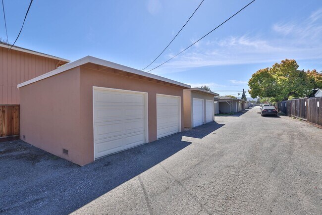 Building Photo - 1329 Essex Way