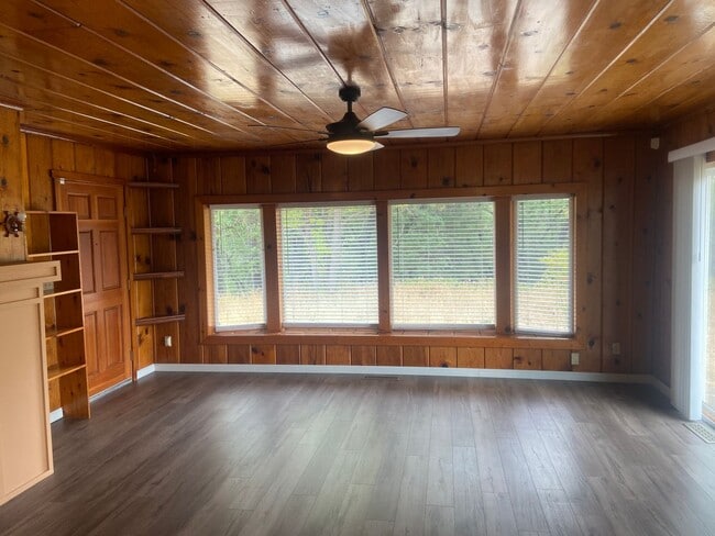 Building Photo - Charming - Off Forni Road - 2 Bdrm, 2 Bath