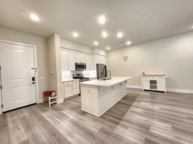 Building Photo - Upscale 2/2 Apartment in The Cannery!-$500 Off 1st Month's Rent