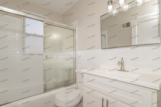 Building Photo - 1023 St Denis St