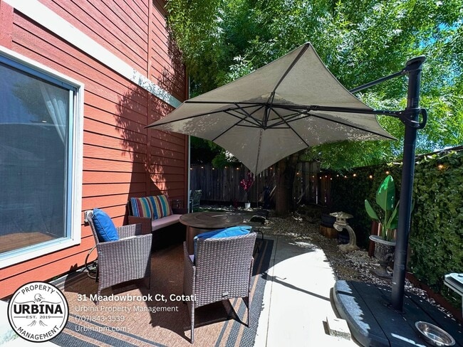 Building Photo - Bright and Spacious 3 Bedroom Townhome in ...