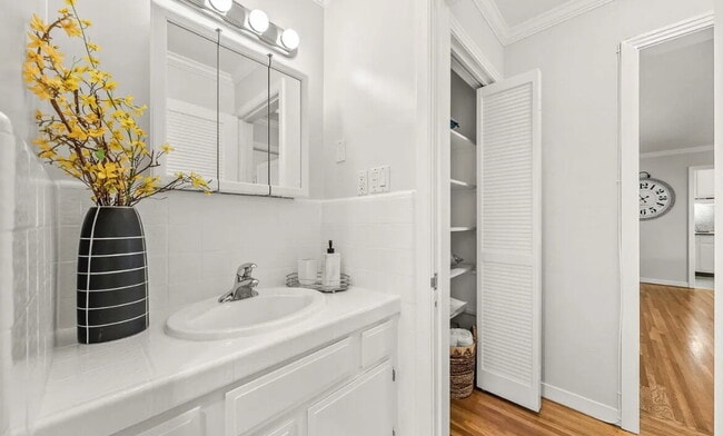 Building Photo - Spacious 1 bedroom 1 bathroom top floor unit in a highly desirable west side location!