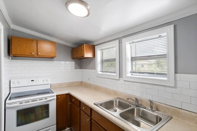 Building Photo - 3/2 NEWLY  ****MOVE IN READY**** Apply Today for just $25****$1695 per month ** Move in by Januar...