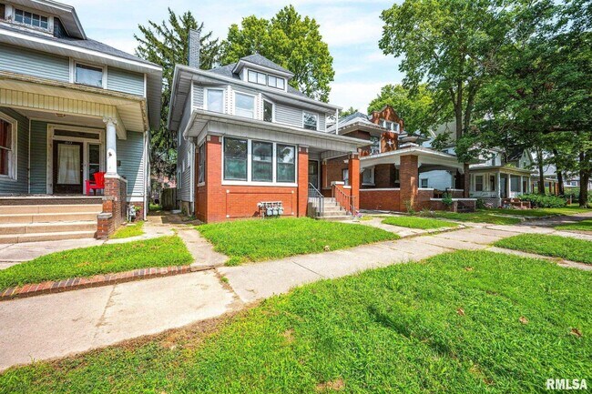 Building Photo - 1611 W Barker Ave