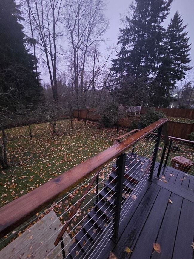 Building Photo - Must see Interior!! Tacoma 5 Bed with Large Fenced Back Yard on Dead End Street!