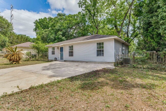Building Photo - Move-in ready 3-bedroom, 1-bath cottage