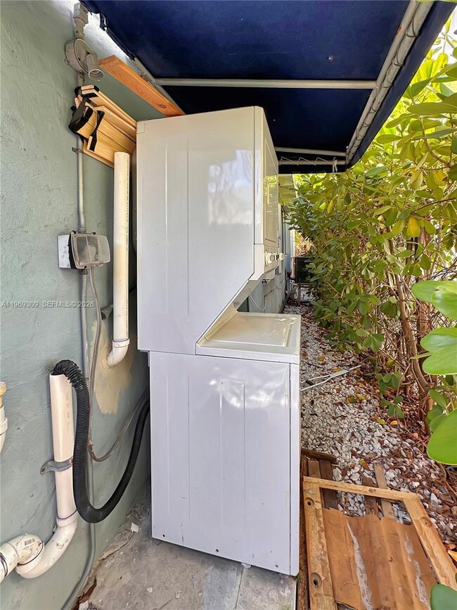 Building Photo - 969 Bay Dr