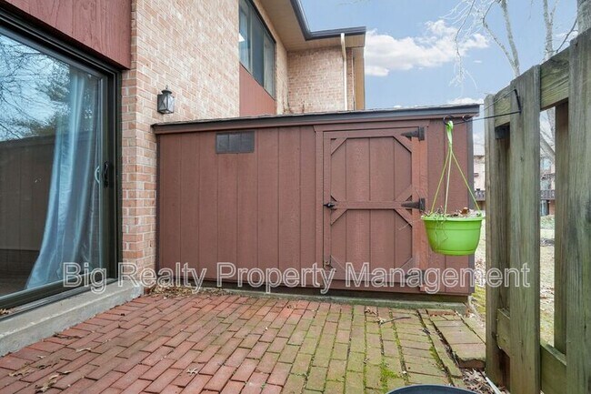 Building Photo - 704 Stonybrook Dr