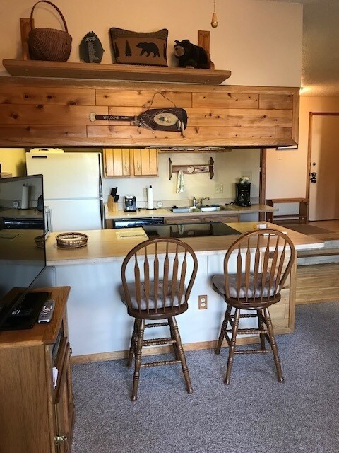 Building Photo - Lake Haus Condo - WINTER RENTAL-1 Bedroom/1 Bath Unit w/Washer & Dryer