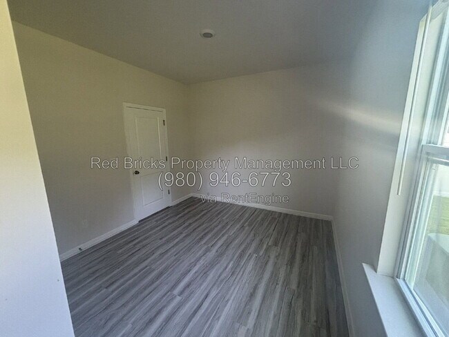Building Photo - 1838 Vanderlyn St