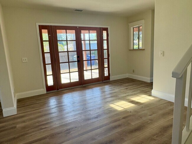 Building Photo - Single Family Home in Oak View!