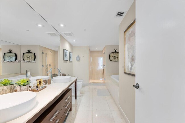 Building Photo - 475 Brickell Ave